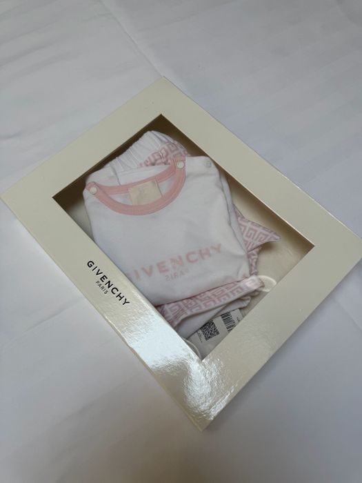 Vand compleu Givenchy Kids nou marimea 12m