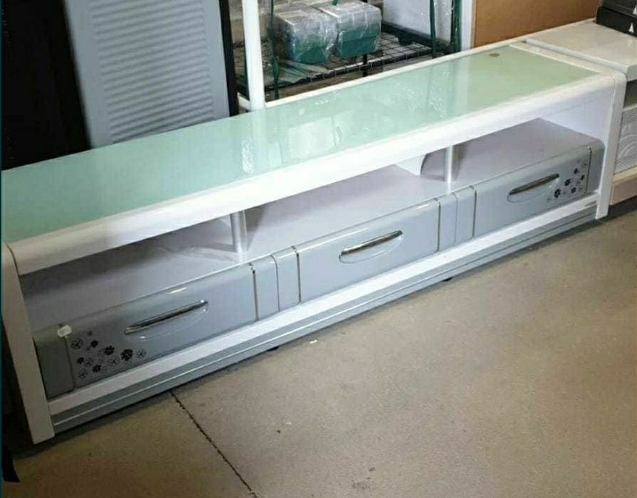 Comoda elegantă cu blat de sticla securizata