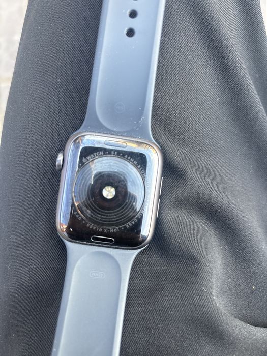 Продам Apple watch SE