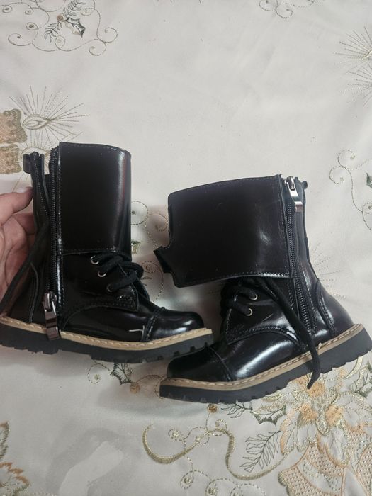 Cizmulite fetite nr 23 din piele lacuita