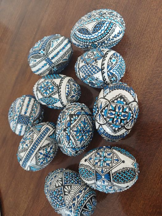 Ouă încondeiate naturale și de lemn