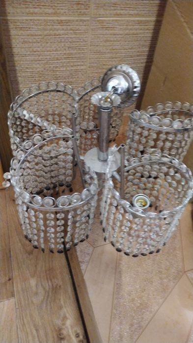 Продам универсальную люстру и тумбочку