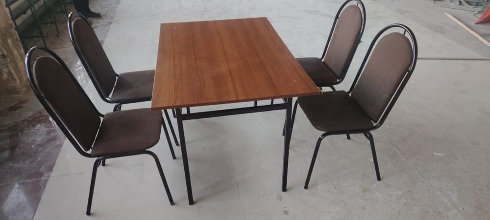 В продаже столы и стулья