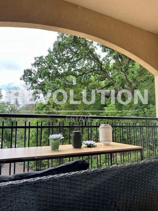 Тристаен апартамент в района на Златни пясъци!