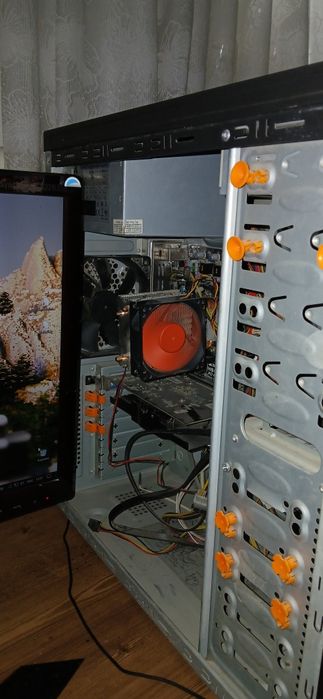 Комплект офисного компьютера, играть только в старые игры