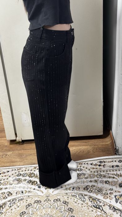 Блестящие джинсы как раз в моде