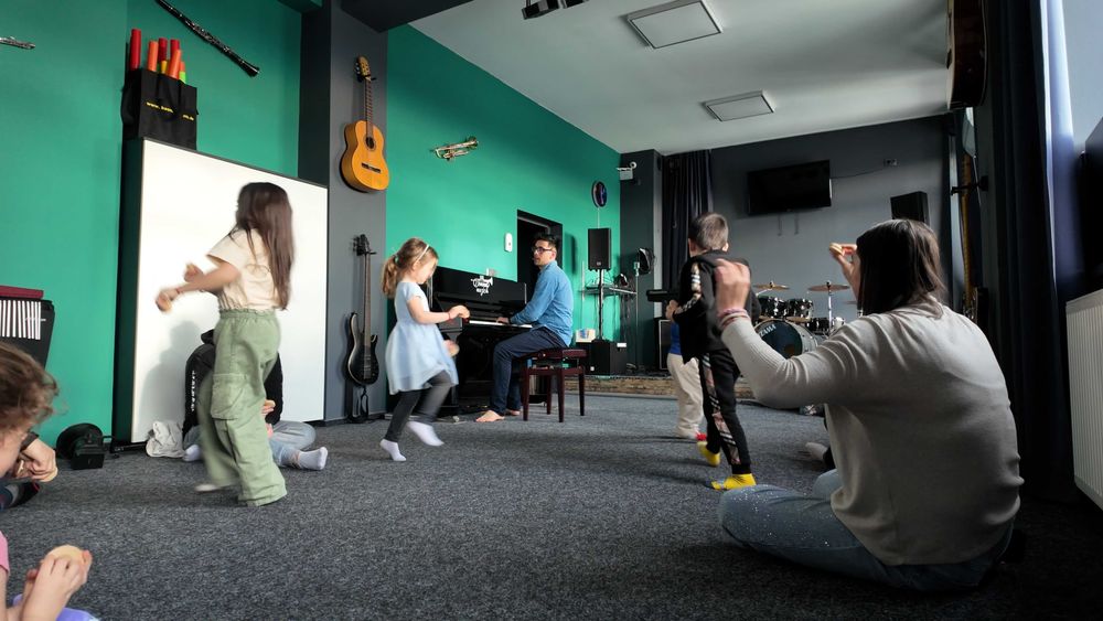 Inkmusic.ro - scoala privata de muzica, cauta in Sibiu profesori colaboratori de muzica (percutie, chitara, pian, canto)