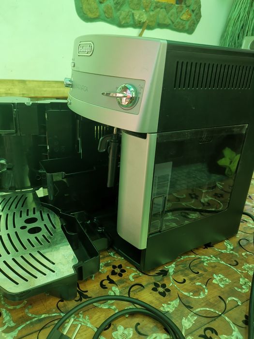 Delonghi - aparat de cafea
