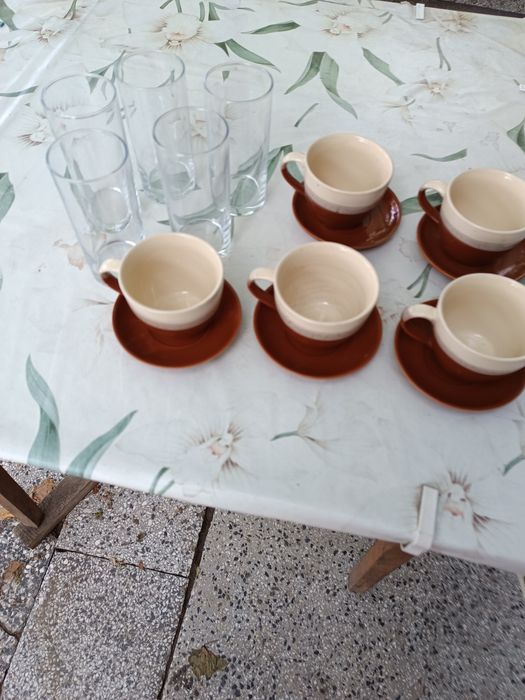 Сервиз за кафе и стъклени чаши