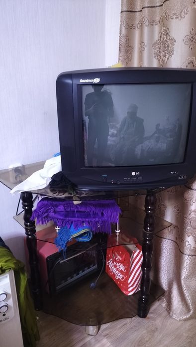Телевизор с подставкой