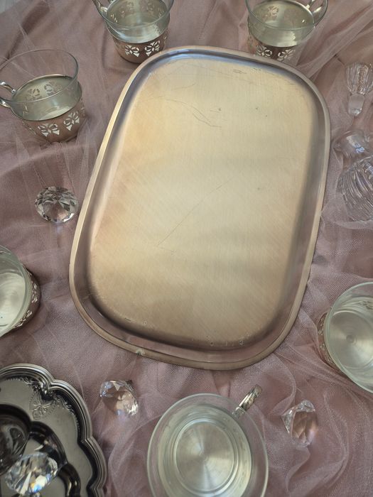 Посребрен поднос с шест чаши