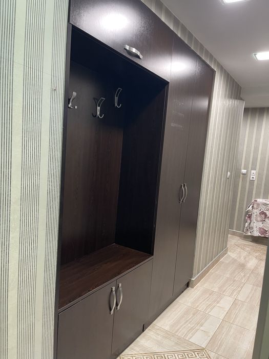 Голям гардероб с много равтове