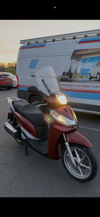 Vând honda sh 300 i