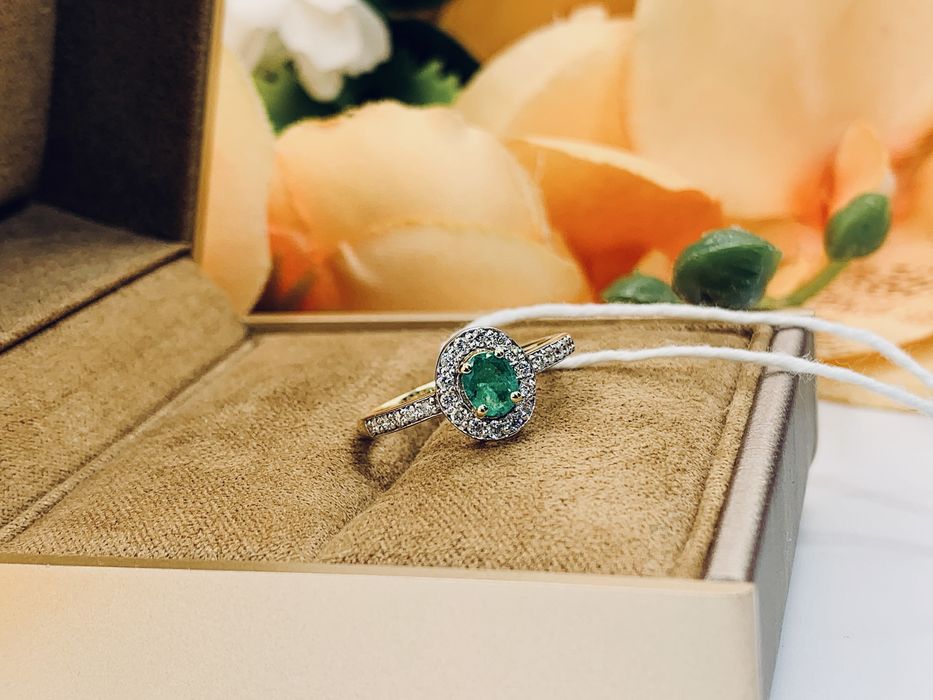 Нежное золотое кольцо с бриллиантами и натуральным камнем – Изумруд