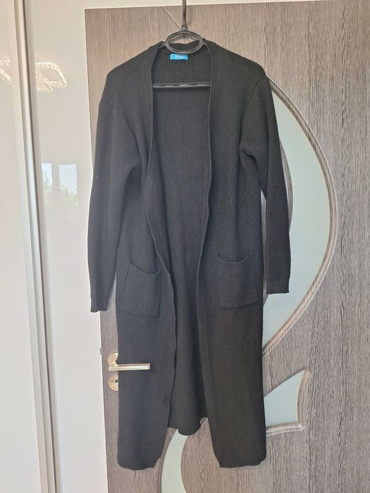 Cardigan dama marimea 44.Se vand amandoua la lot.Pret 65lei.