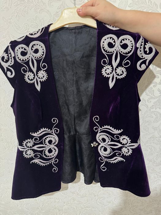 Камзол мен кажекей сатылады.