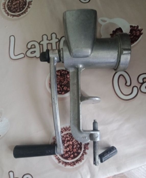 Продаю ручную мясорубку
