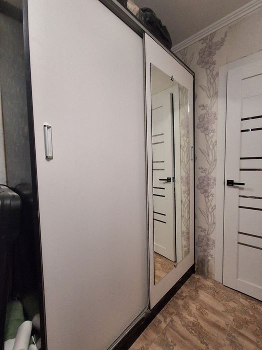 Продам шкаф-купе с зеркалом