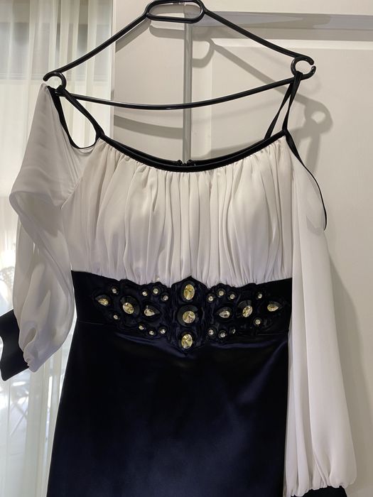 Vând rochie elegantă cu brâu cu pietre
