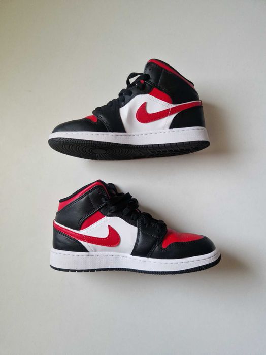 Nike Air Jordan 1 Mid Black Fire Red оригинални кецове