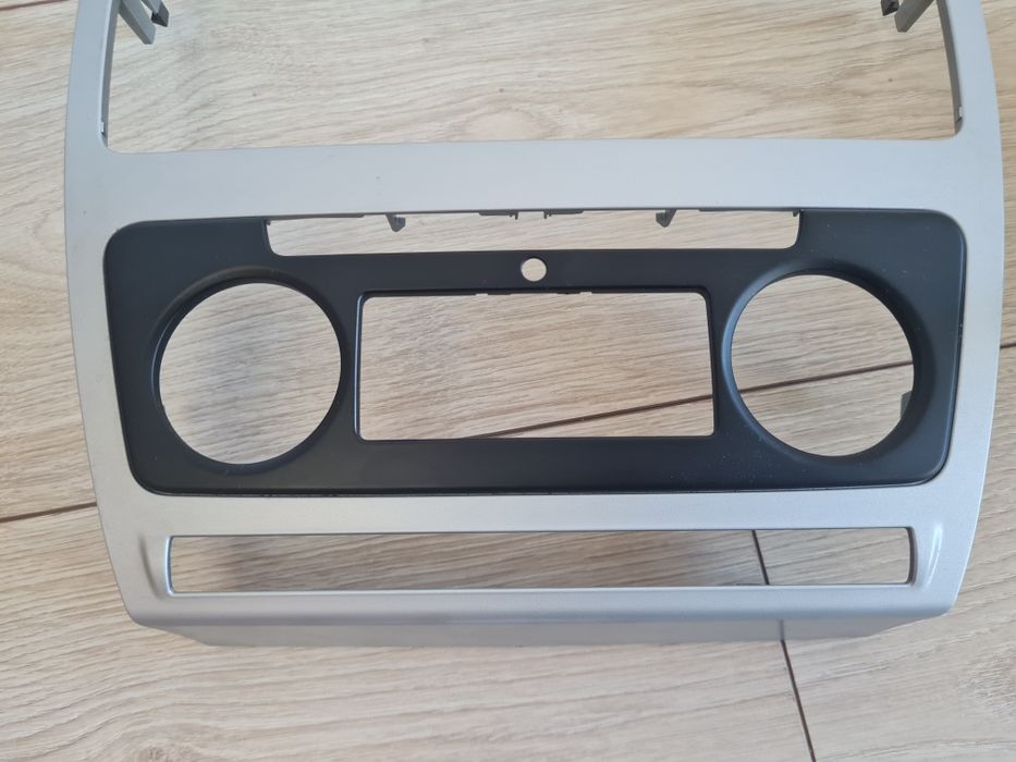 Лайсна средна конзола табло Skoda OCTAVIA II