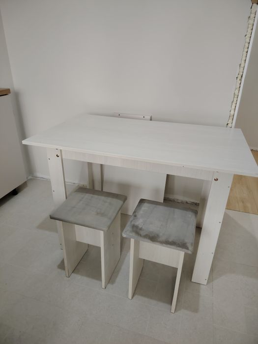 Стол и 4 стула продам