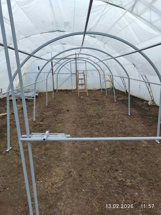 Оранжерия с размери 10х3х2.10 метра.