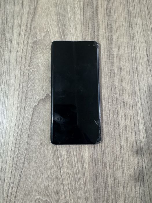 Samsung S10 plus sotiladi holati rasmda