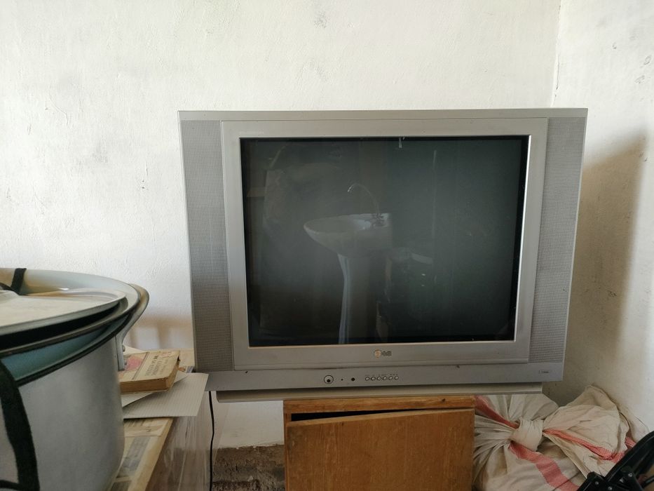 Продается рабочий телевизор LG. Находиться в районе 13 мкр