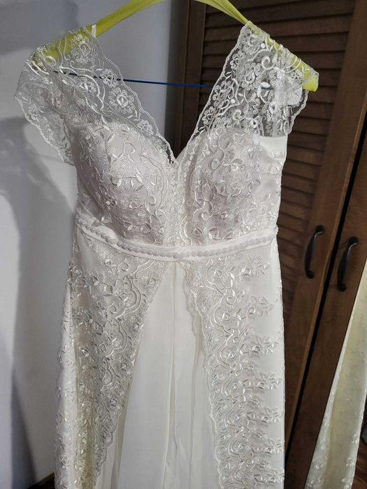 Vand rochie de mireasa din dantela - marimea L - 550 RON