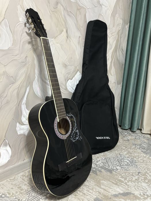 Продам гитару чехол в подарок