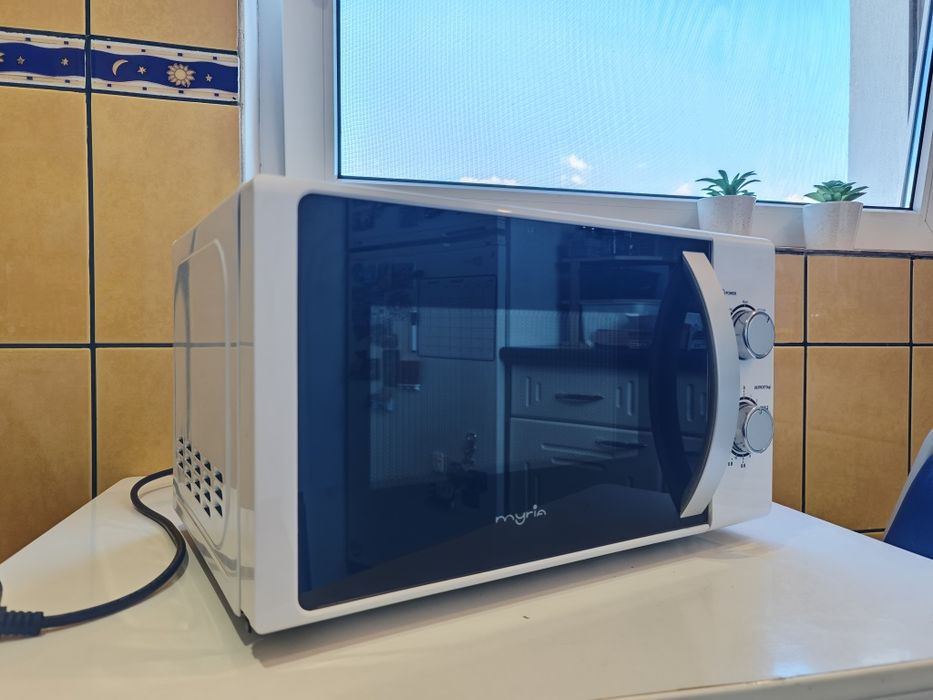 Cuptor cu Microunde (Microwave) 700W, 20L