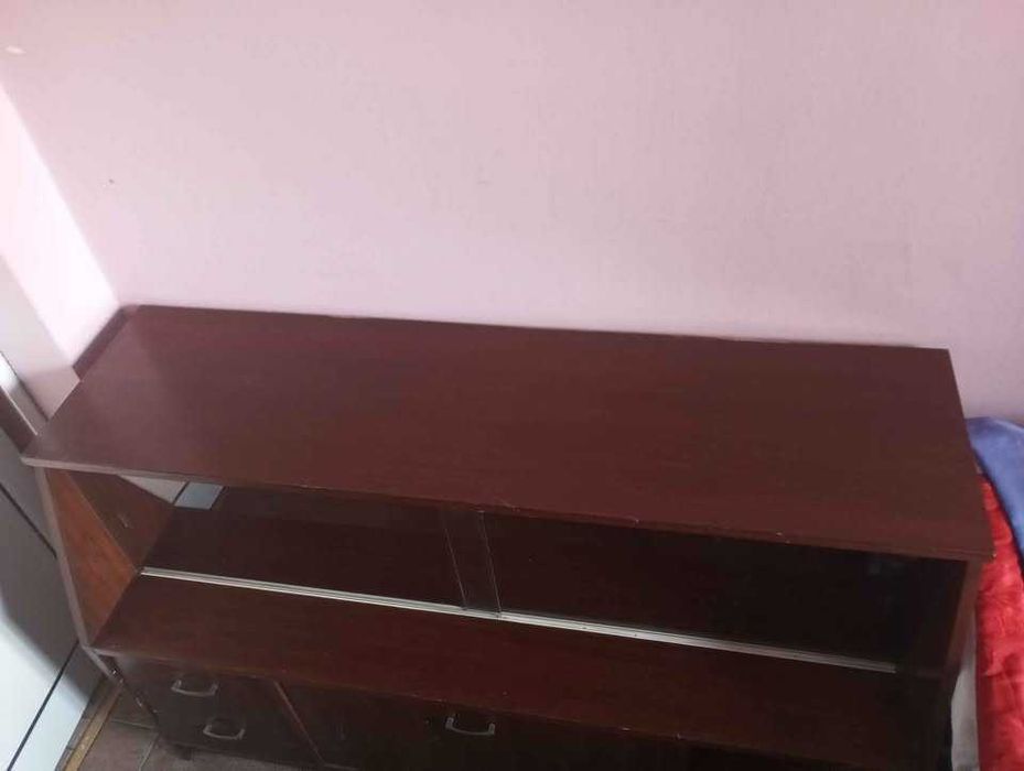 Шкаф с стъклена ракла