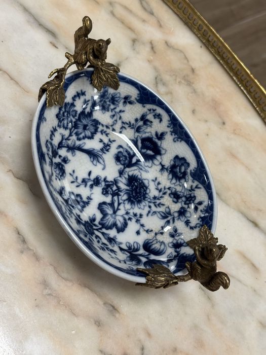 Bomboniera din portelan si elemente bronz