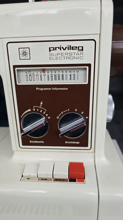 Masina de cusut Privileg (Singer) cu comanda la mana
