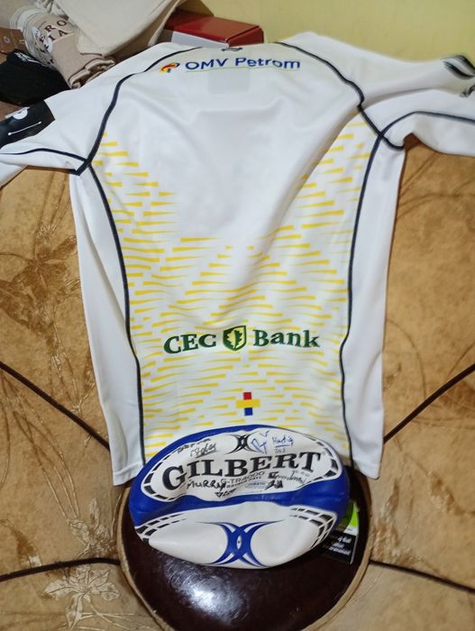 Tricou plus minge de rugby semnată de toată echipa națională