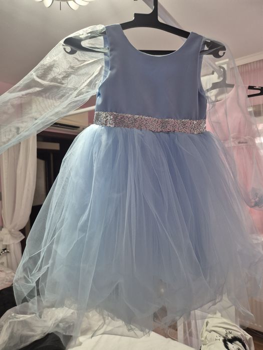 Небесно синьо рокля.