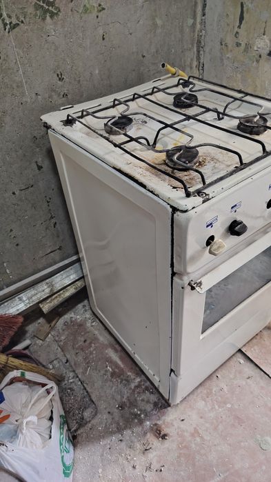 Продается газовая плита .