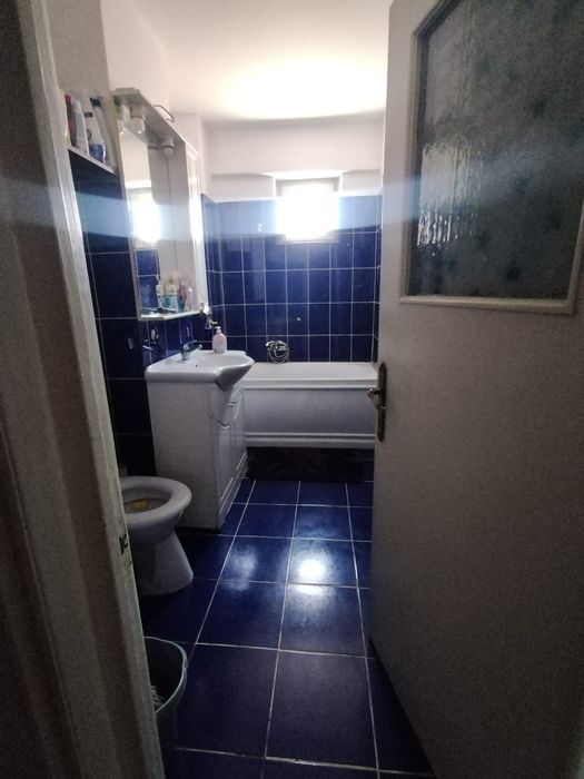 Închiriez apartament cu 3 Cameri