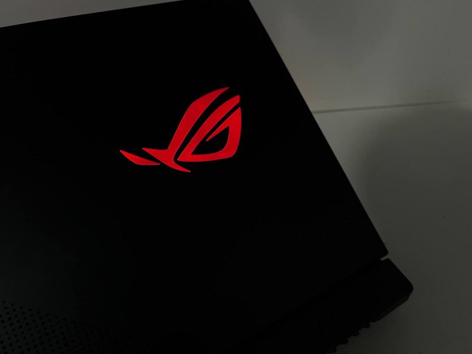 Asus Rog Strix SCAR 15 USA, RTX 3080 Ryzen 9 5900HX, 300 Hz, 15.6 dyum