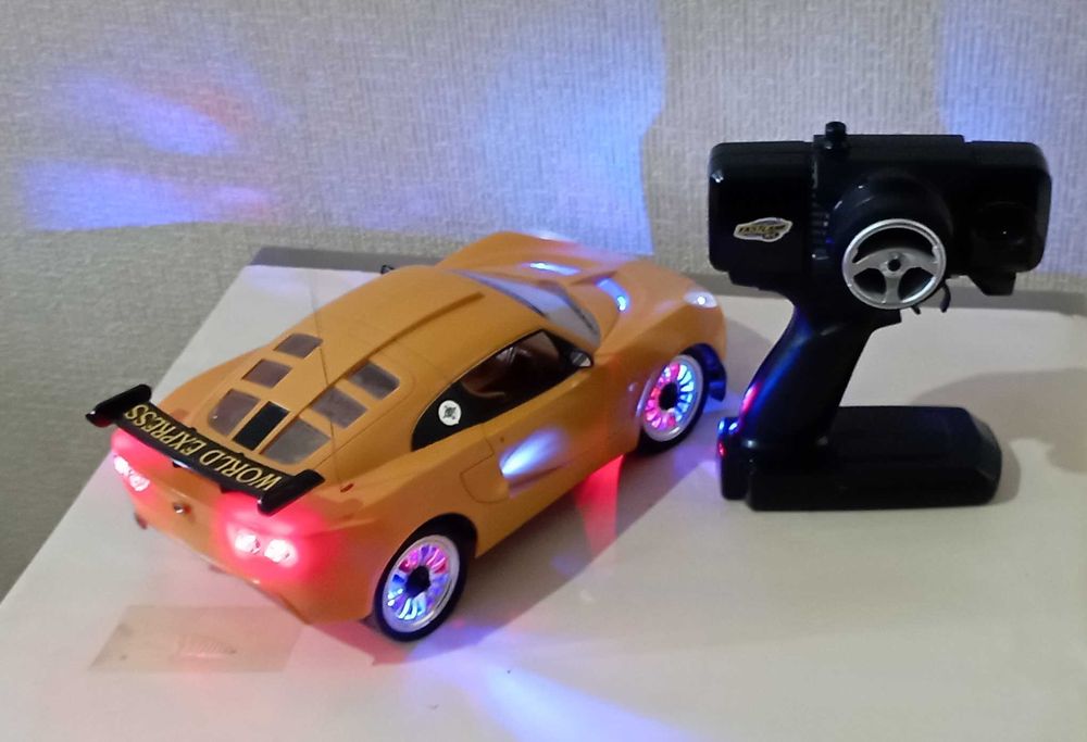 Радиоуправляемая  автомобиль,  размеры 34×16 см.