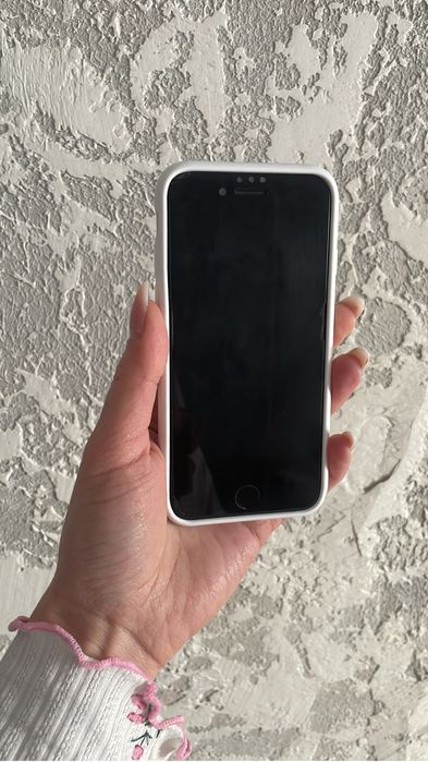 Продам apple se 2020 на 64гб