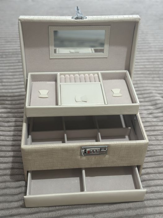 Шкатулка для украшении