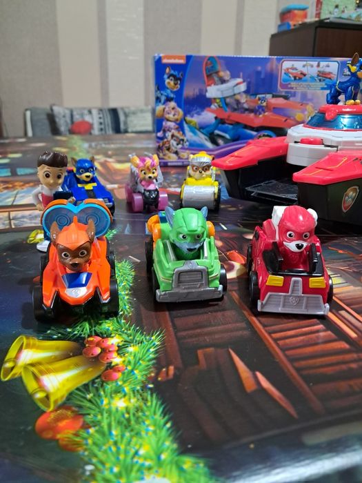 Paw Patrol, игрален комплект със самолетоносач 
Пес Патрул - Pup Squad