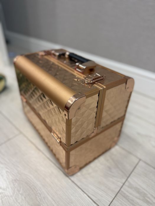 Продам чемодан в хорошем состоянии