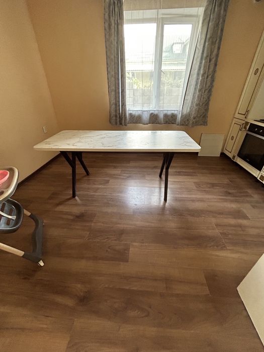 Стол со стульями. Стулья