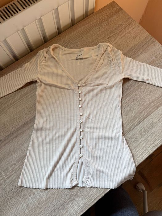 Bluza crem Nike in stare ff buna  material deosebit de comod!