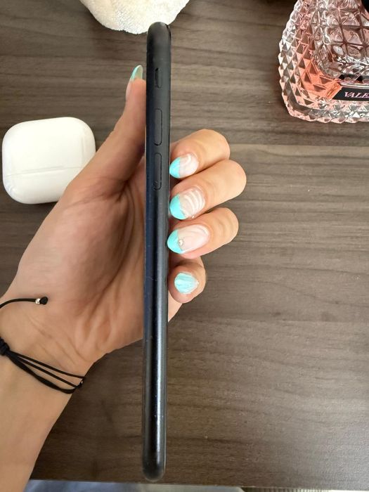 Продавам Iphone SE 2