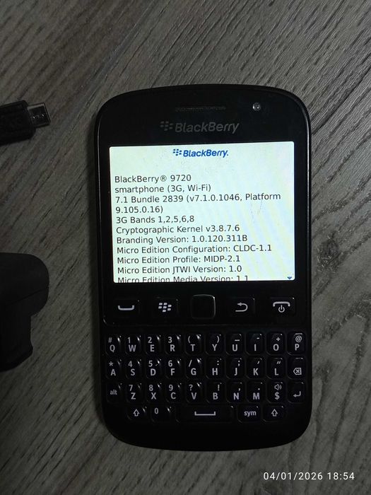 BLACKBERRY 9720 Smartphone с оригинално зарядно и кабел