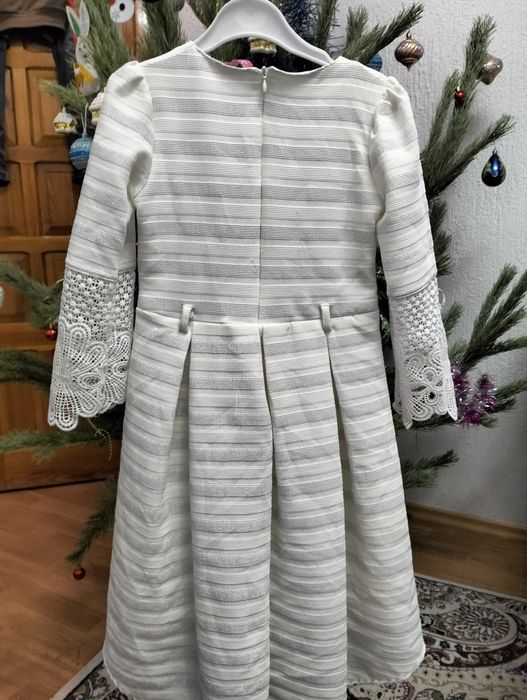 Продам нарядное платье на девочку